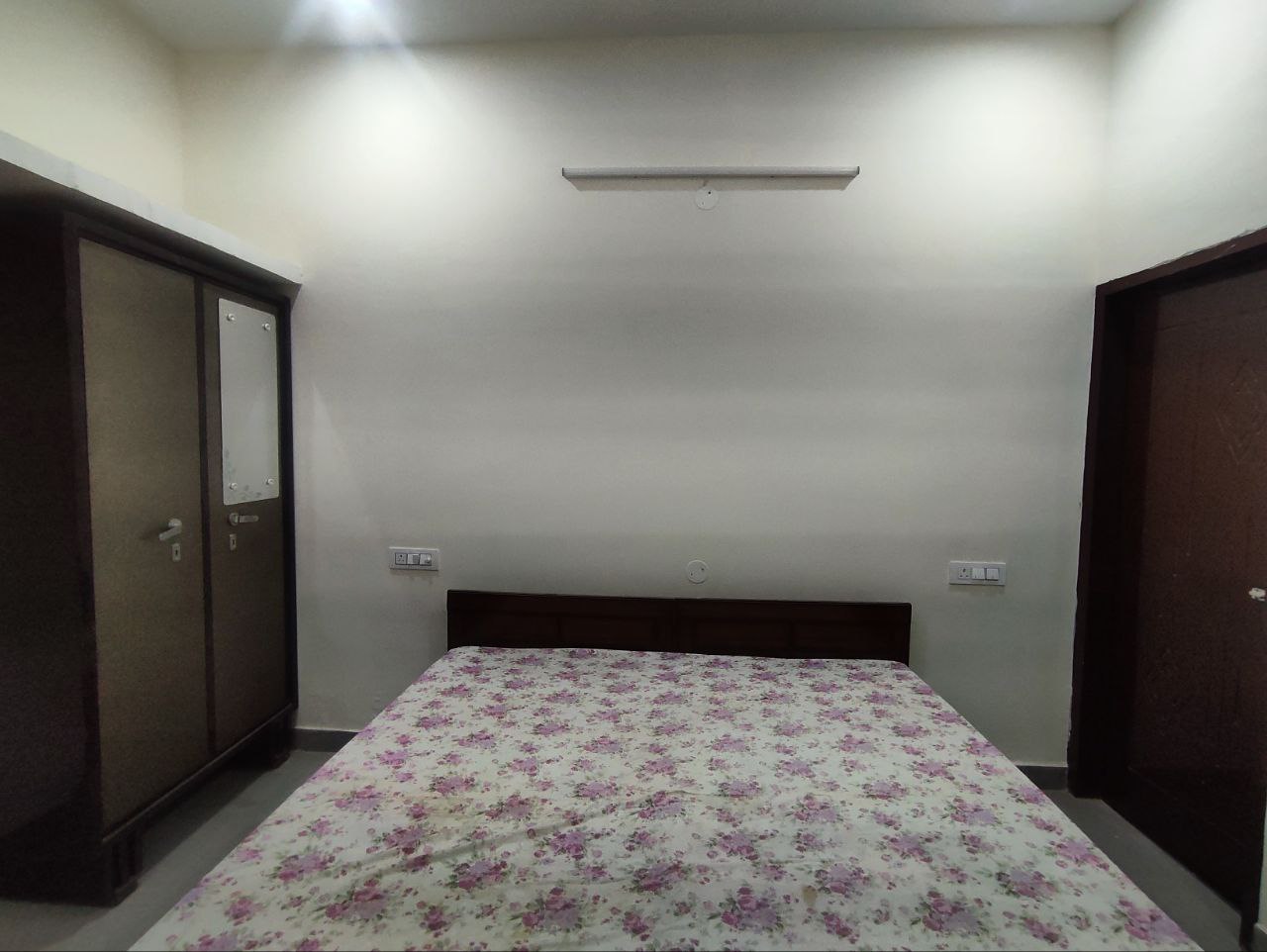 2BHK fully furnished flat with all facilites (only for girls)