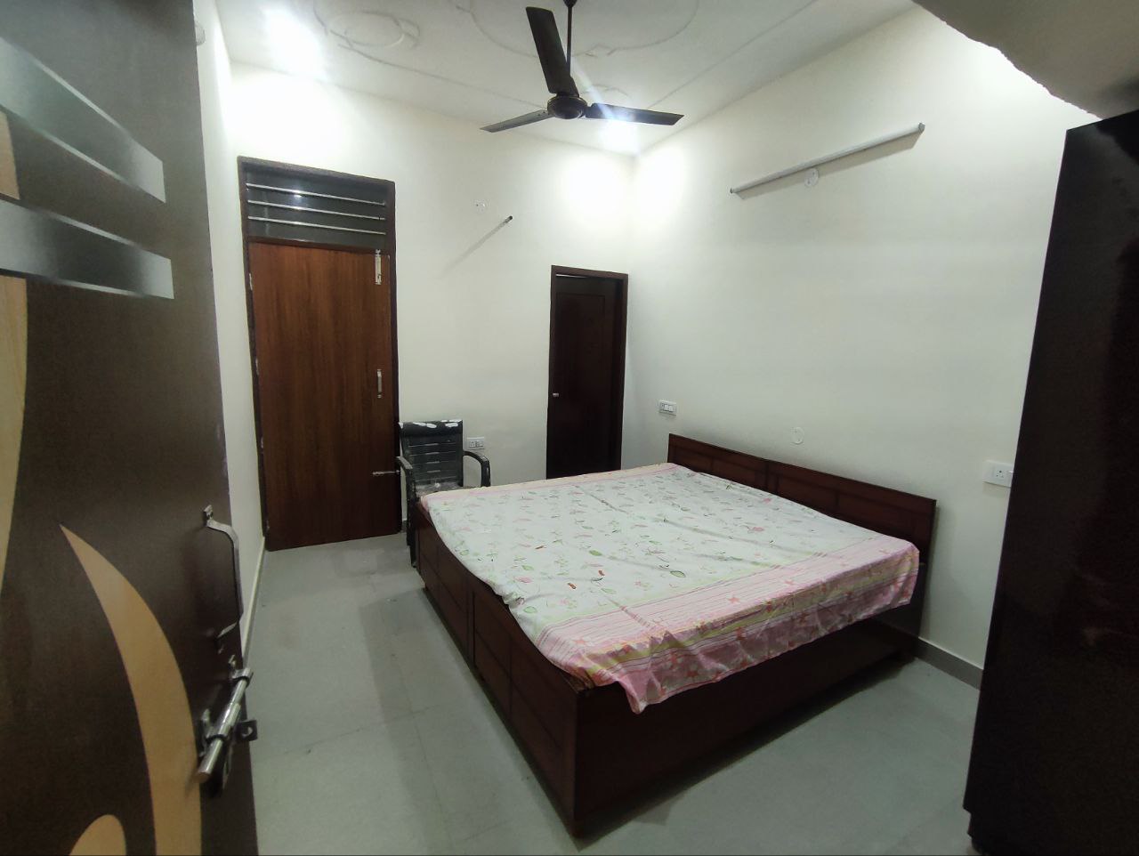 2BHK fully furnished flat with all facilites (only for girls)