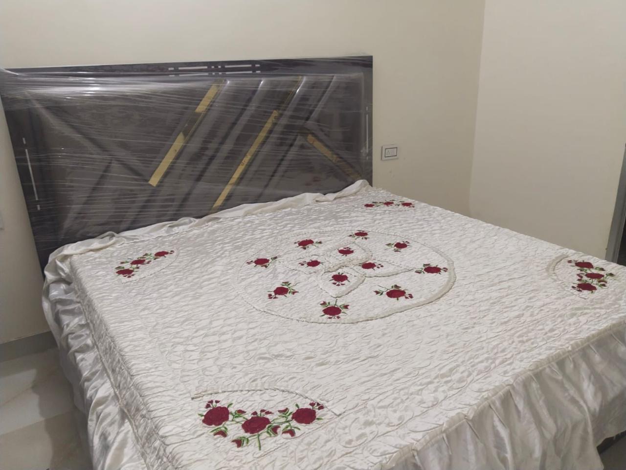 1 room in 2BHK available with AC