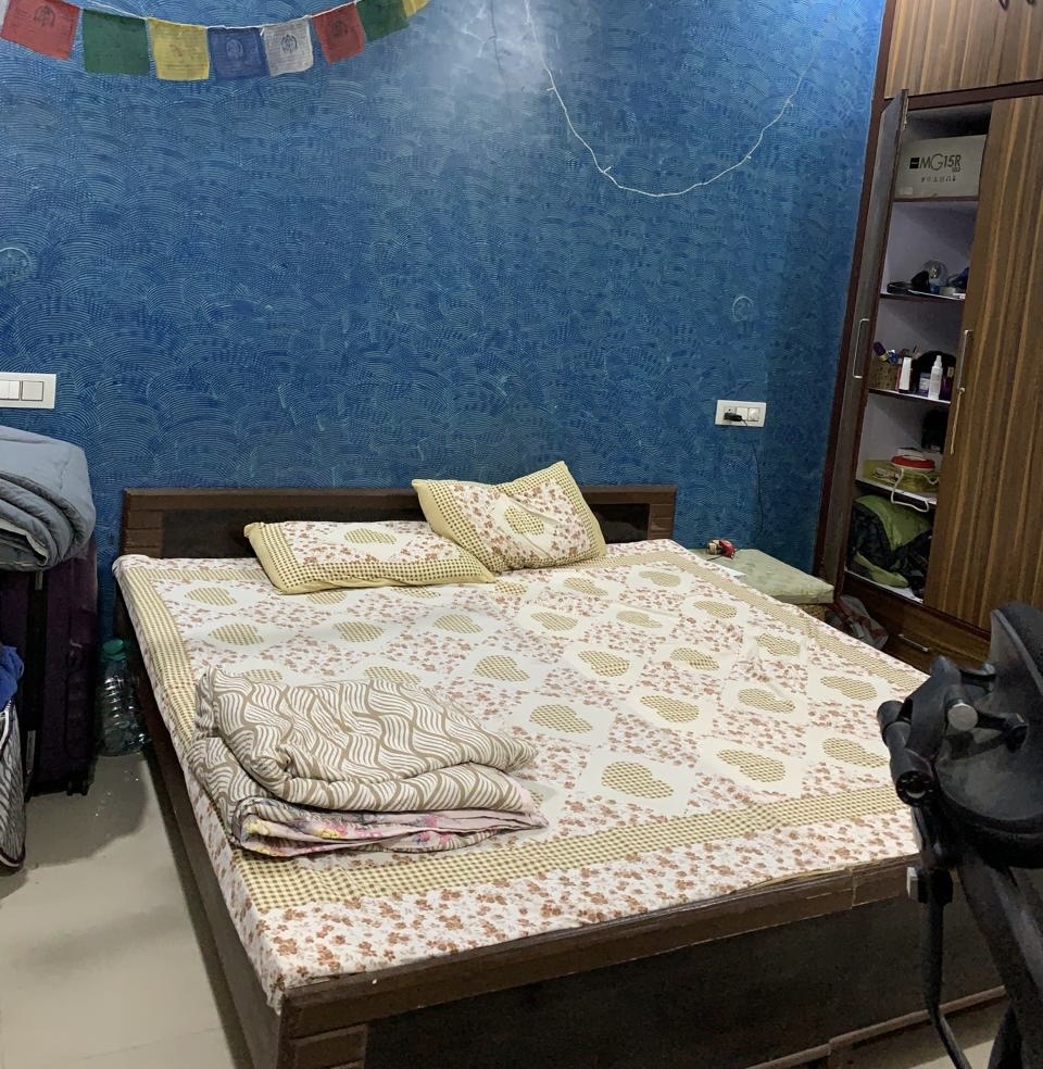 1room available in 3 bhk for boys in pride city shivjot