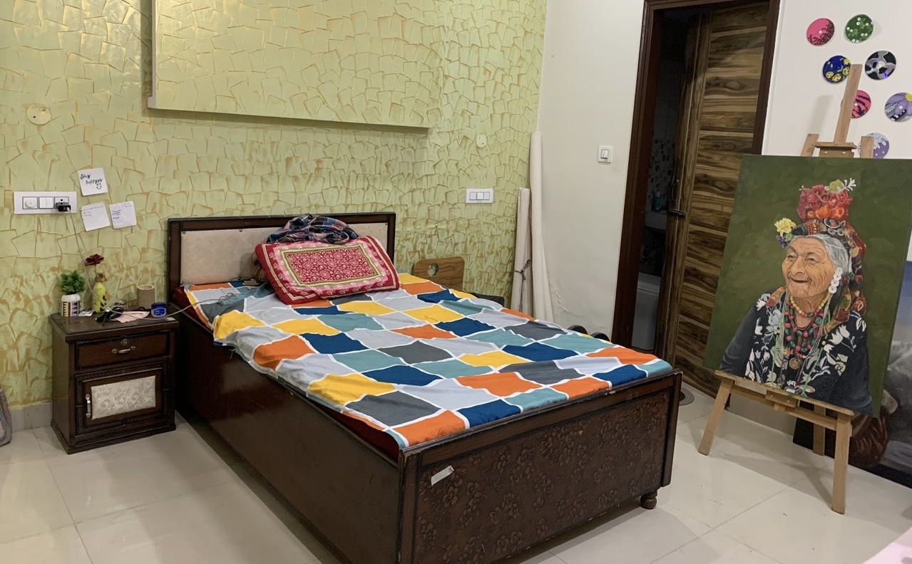 1room available in 3 bhk for boys in pride city shivjot