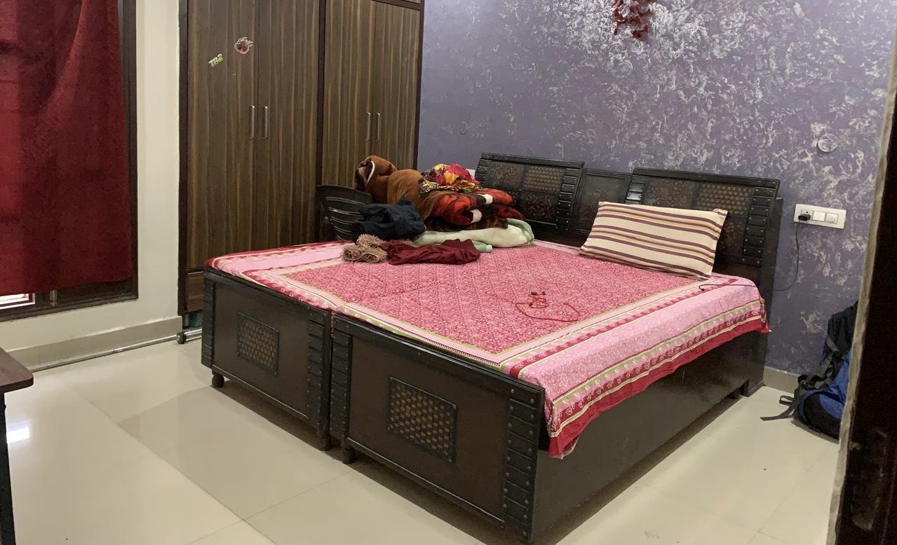 1room available in 3 bhk for boys in pride city shivjot