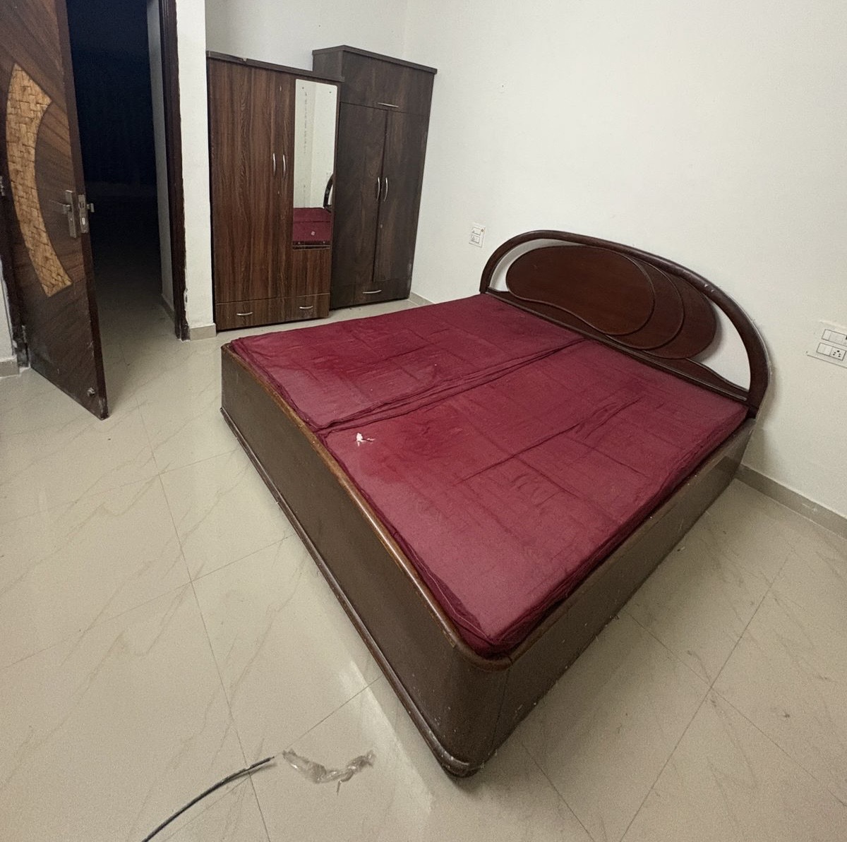 1 room in 2bhk for girls in Gk crystal Homes sector 115