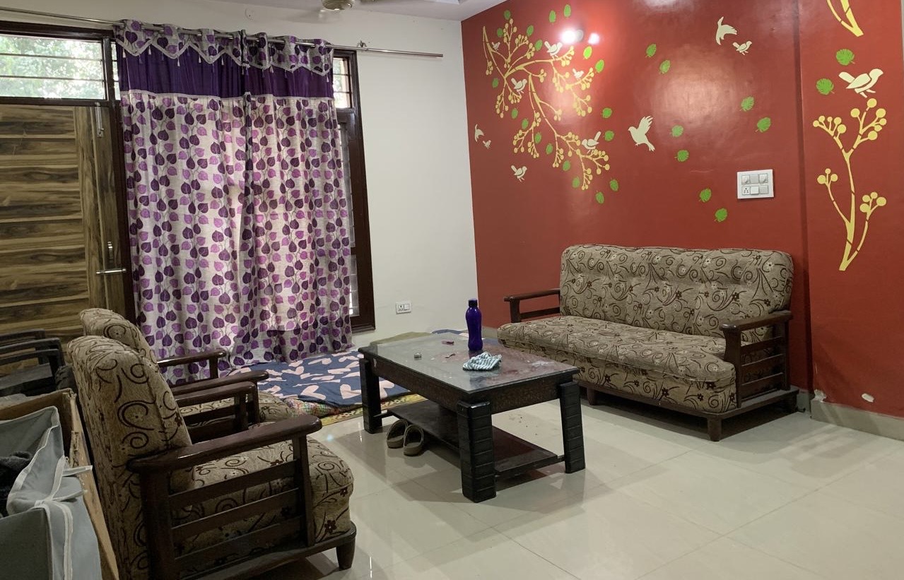 1room available in 3 bhk for boys in pride city shivjot